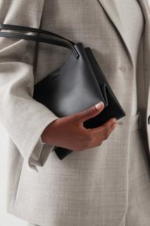 КОЖАНАЯ МИНИ-СУМКА КУБИЧЕСКОЙ ФОРМЫ COS