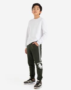 Хаки спортивные брюки Jogger с лампасами и принтом для мальчика Gloria Jeans