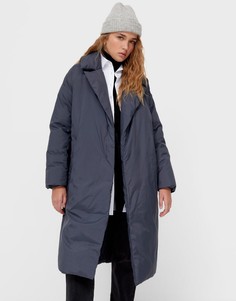 Утепленное длинное пальто с объемным утеплителем и поясом темно-серого цвета Stradivarius-Серый