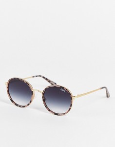 Круглые солнцезащитные маленькие очки унисекс в оправе молочного цвета с черепаховым дизайном и темно-синими линзами Quay Firefly Mini-Светло-бежевый цвет