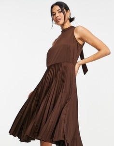 Шоколадно-коричневое плиссированное платье миди с завязкой на шее Closet London-Коричневый цвет