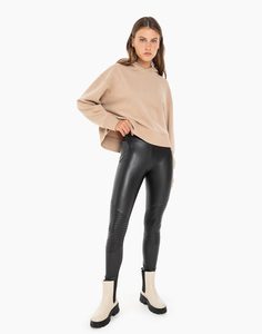 Чёрные леггинсы из экокожи Gloria Jeans