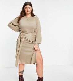 Бежевое платье миди с разрезом и пряжкой спереди In The Style Plus x Lorna Luxe-Светло-бежевый цвет