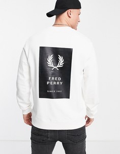 Белый свитшот с круглым вырезом, нашивкой с принтом и принтом на спине Fred Perry