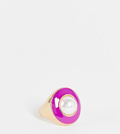 Эксклюзивное массивное кольцо золотистого цвета с искусственной жемчужиной и розовой эмалью Big Metal London Exclusive-Розовый цвет