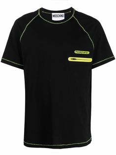 Moschino футболка с карманом на молнии и логотипом