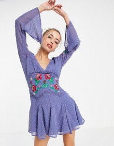 Платье мини из ткани добби с короткой расклешенной юбкой-годе, вышивкой и кружевной отделкой ASOS DESIGN-Голубой