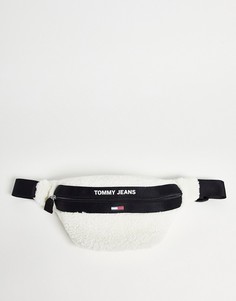 Кремовая сумка через плечо из удобной шерпы Tommy Jeans – эксклюзивно для ASOS-Белый