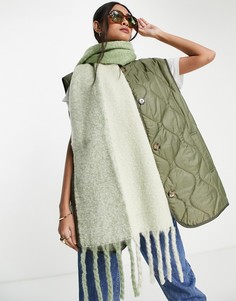 Двухцветный пушистый шарф шалфейно-зеленого цвета с кисточками ASOS DESIGN-Зеленый цвет