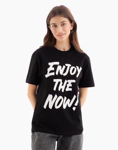 Чёрная футболка oversize с надписью Enjoy the now Gloria Jeans