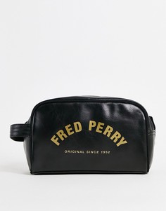 Черный несессер из искусственной кожи с фирменной эмблемой Fred Perry