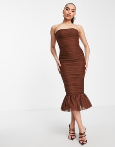 Шоколадно-коричневое присборенное платье-бандо миди с оборкой на юбке Rare London-Коричневый цвет