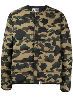 A BATHING APE® пуховик с камуфляжным принтом Bape