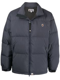 A BATHING APE® пуховик с нашивкой-логотипом Bape