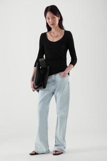 ТРИКОТАЖНЫЙ ЛОНГСЛИВ С U-ОБРАЗНЫМ ВЫРЕЗОМ COS