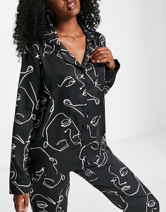 Атласный пижамный комплект из топа с отложным воротником и брюк с монохромным принтом в виде лиц Bluebella Leon-Черный