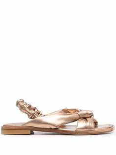 Stuart Weitzman сандалии с эффектом металлик