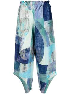 Pleats Please Issey Miyake плиссированные брюки с геометричным принтом