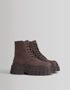 Ботинки шоколадного цвета с толстой плоской подошвой в тон верха и шнуровкой Bershka-Коричневый цвет