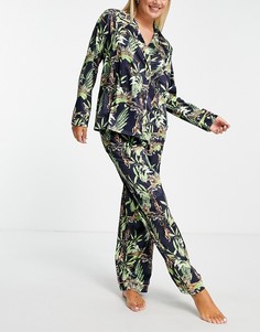 Атласная премиум-пижама из двубортного топа с отложным воротником и брюками темно-синего цвета с принтом джунглей Chelsea Peers-Черный цвет