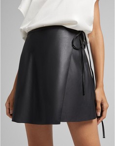 Короткая расклешенная юбка из искусственной кожи черного цвета с запахом Bershka-Черный цвет