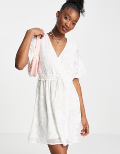 Белое кружевное платье мини с V-образным вырезом и завязкой на талии En Crème-Белый