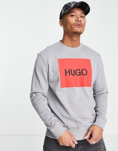 Серый свитшот с круглым вырезом и красным логотипом Hugo Duragol