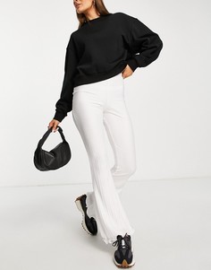 Расклешенные плиссированные брюки цвета экрю с волнистой нижней кромкой Topshop-Белый