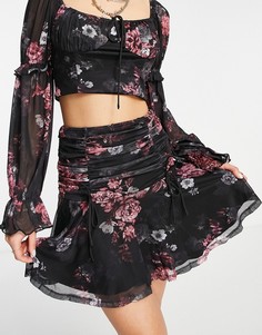 Присборенная мини-юбка черного цвета с оборкой по нижнему краю и цветочным принтом от комплекта Love Triangle-Черный