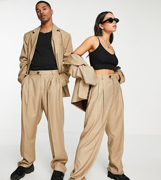 Строгие брюки бежевого цвета с объемными штанинами и складками от комплекта COLLUSION Unisex-Коричневый цвет