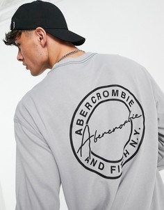 Серый лонгслив с круглым логотипом на спине Abercrombie & Fitch