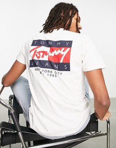 Светлая футболка классического кроя с винтажным принтом логотипа-флага и надписи на спине Tommy Jeans-Белый