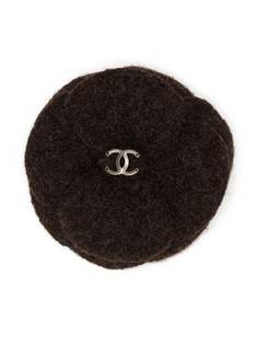 Chanel Pre-Owned брошь Camélia 1990-2000-х годов с логотипом CC