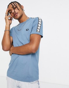 Голубая футболка с лентой на рукавах Fred Perry-Голубой