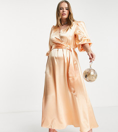 Атласное платье макси абрикосового цвета с запахом спереди Vila Curve Bridesmaid-Оранжевый цвет