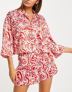 Атласный пижамный комплект из переработанных материалов розового и красного цвета с принтом завитков Monki-Красный