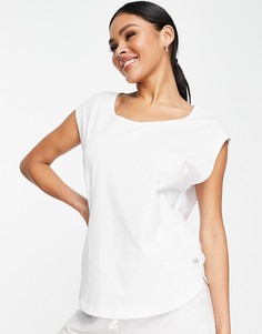 Белая футболка с овальным вырезом ASOS 4505-Белый