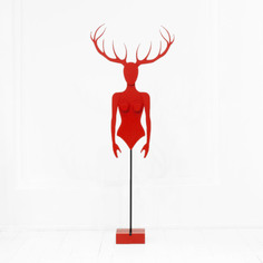 Манекен-вешалка крошка с рогами номер 10 в красном цвете (archpole) 40x225x30 см.