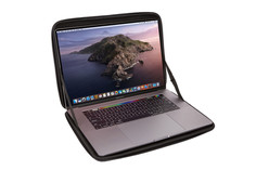 Чехол Thule 16-inch для MacBook Pro Gauntlet Sleeve Black TGSE2357BLK / 3204523