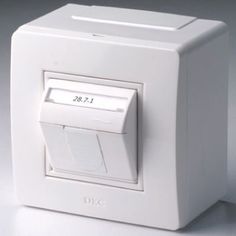 Коробка DKC 10665 в сборе с 1 розеткой Brava RJ45, кат.5е (телефон / компьютер), белая, "In-liner Classic"