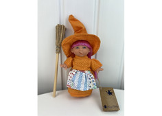 Куклы и одежда для кукол Lamagik S.L. Пупс-мини Ведьмочка в оранжевом платье и шляпе 18 см