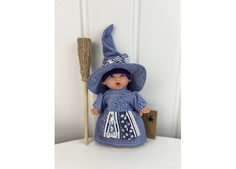 Куклы и одежда для кукол Lamagik S.L. Пупс-мини Ведьмочка с фиолетовыми волосами в джинсовом платье и шляпе 18 см