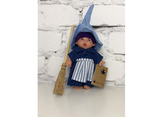 Куклы и одежда для кукол Lamagik S.L. Пупс-мини Ведьмочка в голубой шляпе зевает 18 см