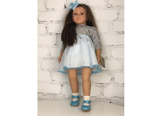 Куклы и одежда для кукол Lamagik S.L. Кукла Ширли брюнетка в серо-белом платье в горох 62 см