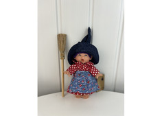 Куклы и одежда для кукол Lamagik S.L. Пупс-мини Ведьмочка в платье в горох и в синей шляпе 18 см