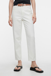 брюки джинсовые с ремнем женские Джинсы moms классические белые с кожаным ремнем Befree