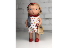 Куклы и одежда для кукол Lamagik S.L. Кукла Тилина в платье с клубничкой 25 см
