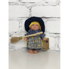 Куклы и одежда для кукол Lamagik S.L. Пупс-мини Ведьмочка в клетчатом переднике и голубой шляпе 18 см