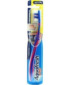 Зубная щетка Aquafresh All Angles средней жесткости