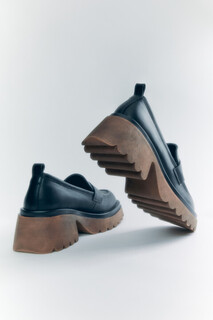 Туфли-лоферы кожаные на каблуке с тракторной платформой Befree